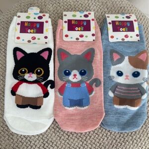 HAPPY TOES ANKLE SOCKS, Three pairs.
Fits women SZ 5-8